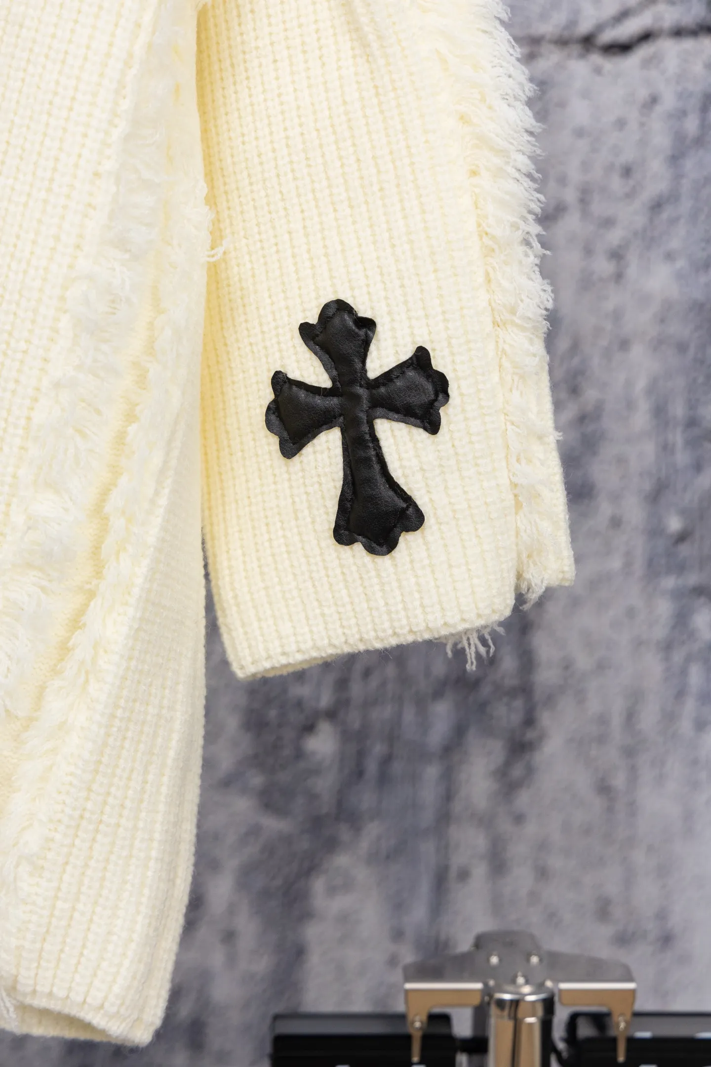 P280 Chrome Hearts CH Chrome Hearts 2026 new style, super heavy-duty Chrome Hearts large sweater with a cross atmosphere, thick stitched round neck patchwork sweater, soft and comfortable fabric, no skin-pricking feeling, loose, comfortable and stylish, warm and high-end to wear, the appearance can easily beat all versions on the market, you will definitely not be able to put it down when you get the real thing, the skin-to-skin feeling is very real! The iconic brand logo decoration on the chest, the pattern is detailed and clear, the craftsmanship is exquisite and perfect, exuding temperament, charm and luxury, and the fashionable atmosphere is overwhelming! A super versatile and durable knitted sweater, the upper body is very fashionable and age-reducing. It is perfect regardless of age or gender. It can be easily controlled by any figure. It is very eye-catching whether worn alone or layered, making you easily become the focus of the crowd! Color: White Size: M L XL